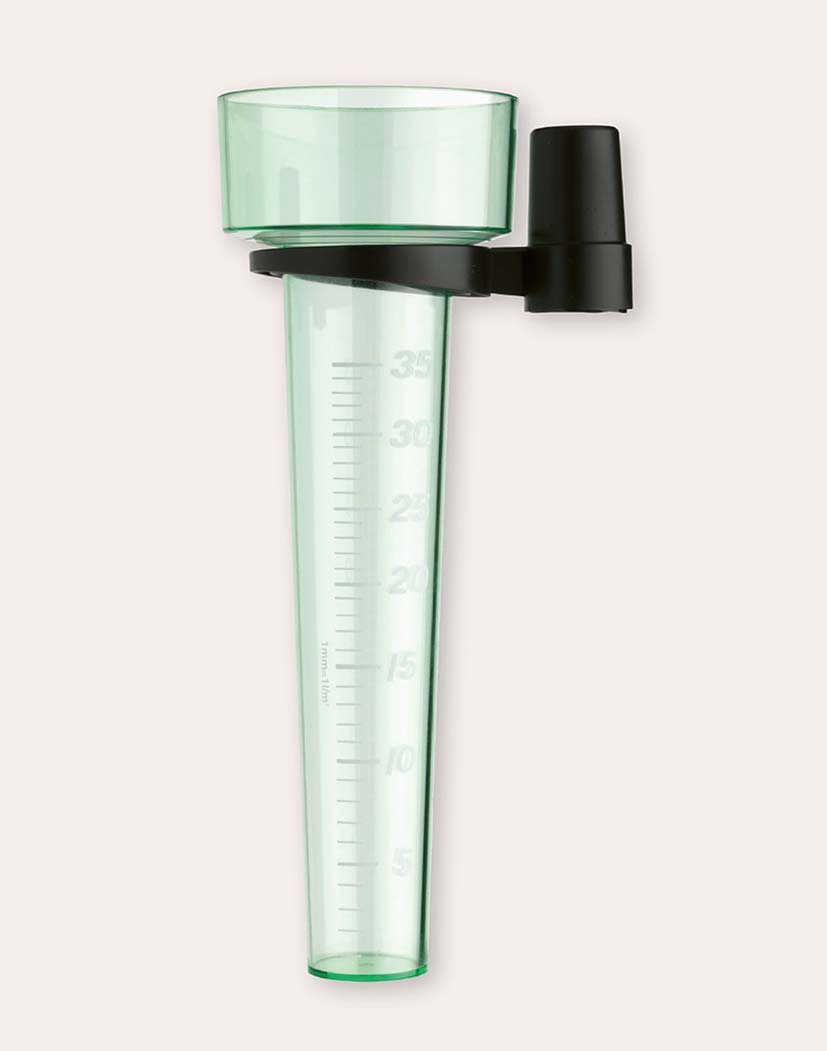Grüner Kunststoff-Regenmesser mit Trichter, transparentem Messrohr (0–35 mm) und schwarzer Halterung zur Befestigung