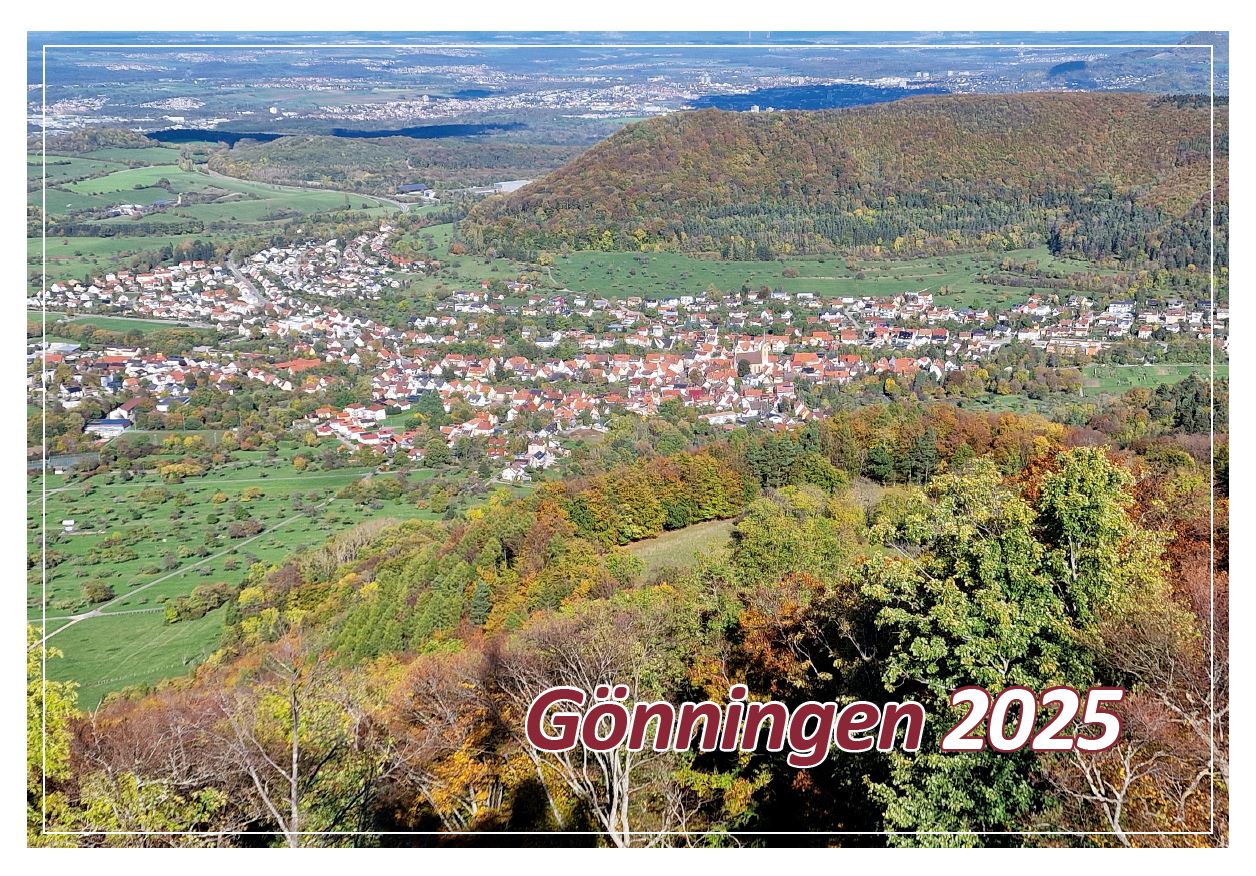Panoramablick auf Gönningen im Herbst: kleine Ortschaft mit roten Dächern im Tal, umgeben von bunten Wäldern, Wiesen und Hügeln; Foto mit weißem Rahmen und Schriftzug 'Gönningen 2025'.