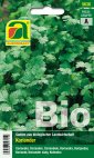 Nahaufnahme einer Bio-Kräutersamen-Verpackung mit frischen grünen Kräuterblättern