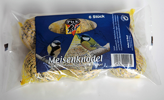 Packung mit sechs Meisenknödeln im Netz, Fettkugeln als Vogelfutter mit blauem Etikett und Meisenmotiv