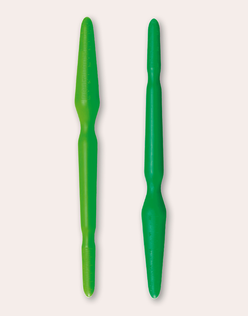 99040_Pikierstab Zwei grüne, doppelseitige Häkelnadeln aus Kunststoff auf hellem Hintergrund; jeweils mit geriffelter Spitze und breiterer Griffzone in der Mitte.