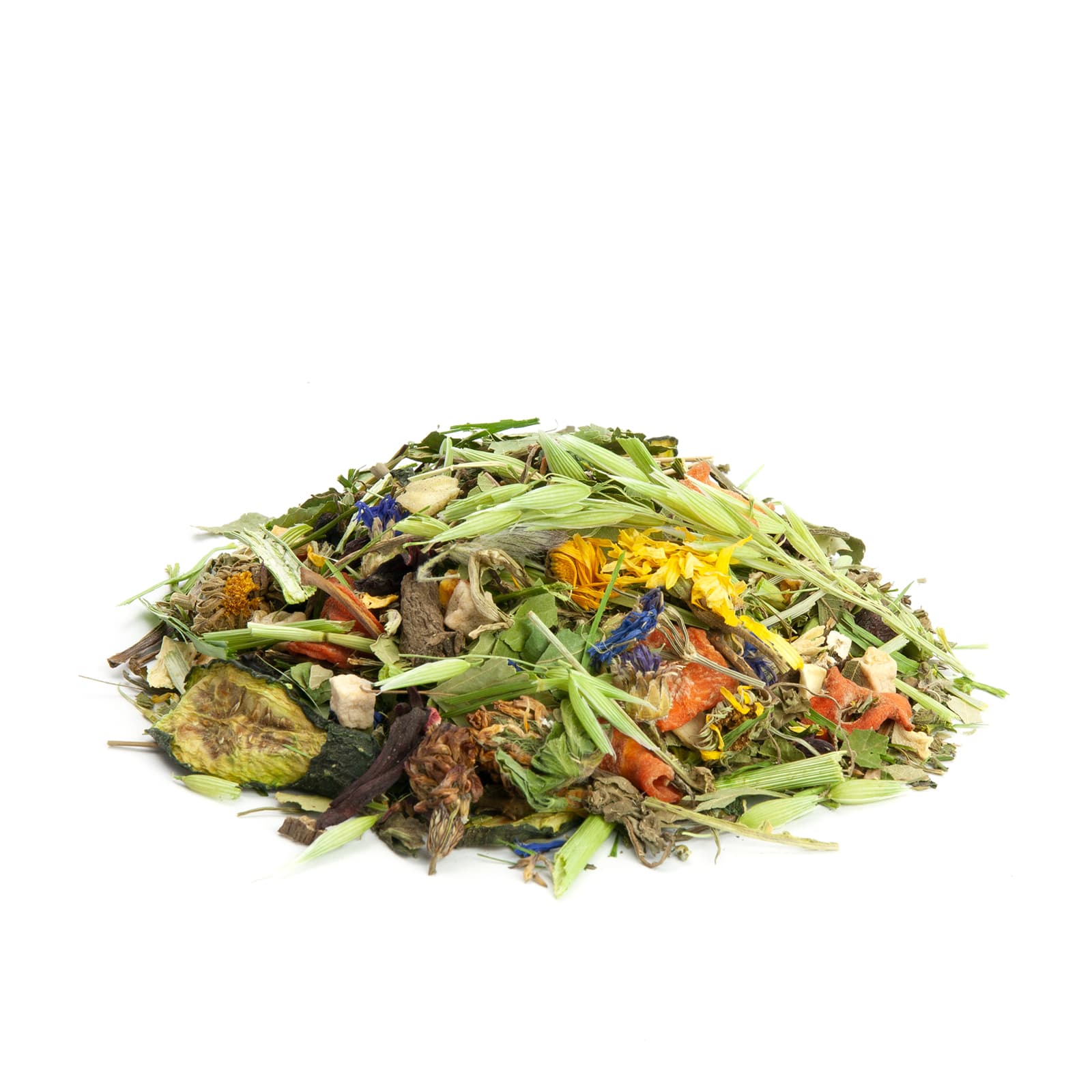 98784-Mümmel Mittagstisch_MCN208-Kaninchenfutter-getreidefrei Nahaufnahme einer getrockneten Kräuter- und Blumenmischung mit Gräsern, gelben Ringelblumen, blauen Kornblumen sowie getrockneten Karotten- und Kürbisstücken auf weißem Hintergrund