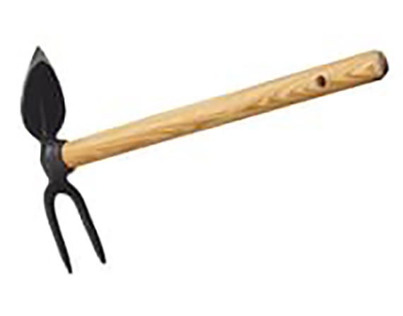 Handkultivator mit langem Holzstiel und schwarzem Metallkopf, dreizinkige Gabel auf der einen Seite und spitze Hacke auf der anderen