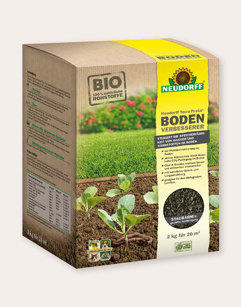 Packung Neudorff Terra Preta Bodenverbesserer 2 kg vor hellem Hintergrund, BIO-Logo sichtbar, Abbildung von Erde, Jungpflanzen und Rasen – organischer Bodenaktivator zur Verbesserung der Wasser- und Nährstoffspeicherung