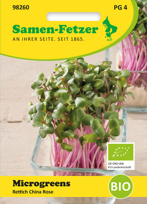 Produktbild Samen-Fetzer Microgreens Rettich China Rose BIO: frische Microgreens mit auffälligen rosa Stielen und grünen Blättern in Glasbehälter, Verpackung mit Markenlogo und EU-Bio-Siegel