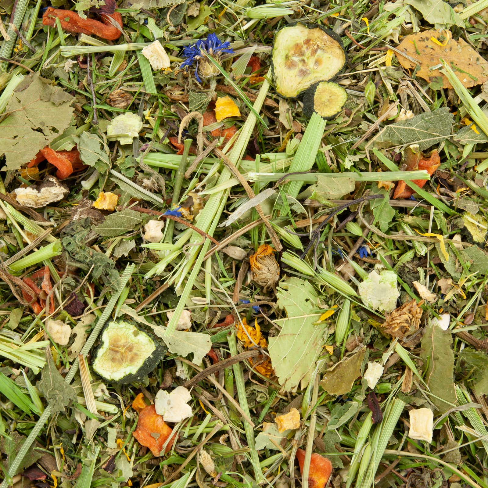 Nahaufnahme von Kleintierfutter Mümmels Mittagstisch – abwechslungsreiche Mischung aus Gräsern, Kräutern, Blüten, Saaten und Gemüse für Kaninchen und Meerschweinchen