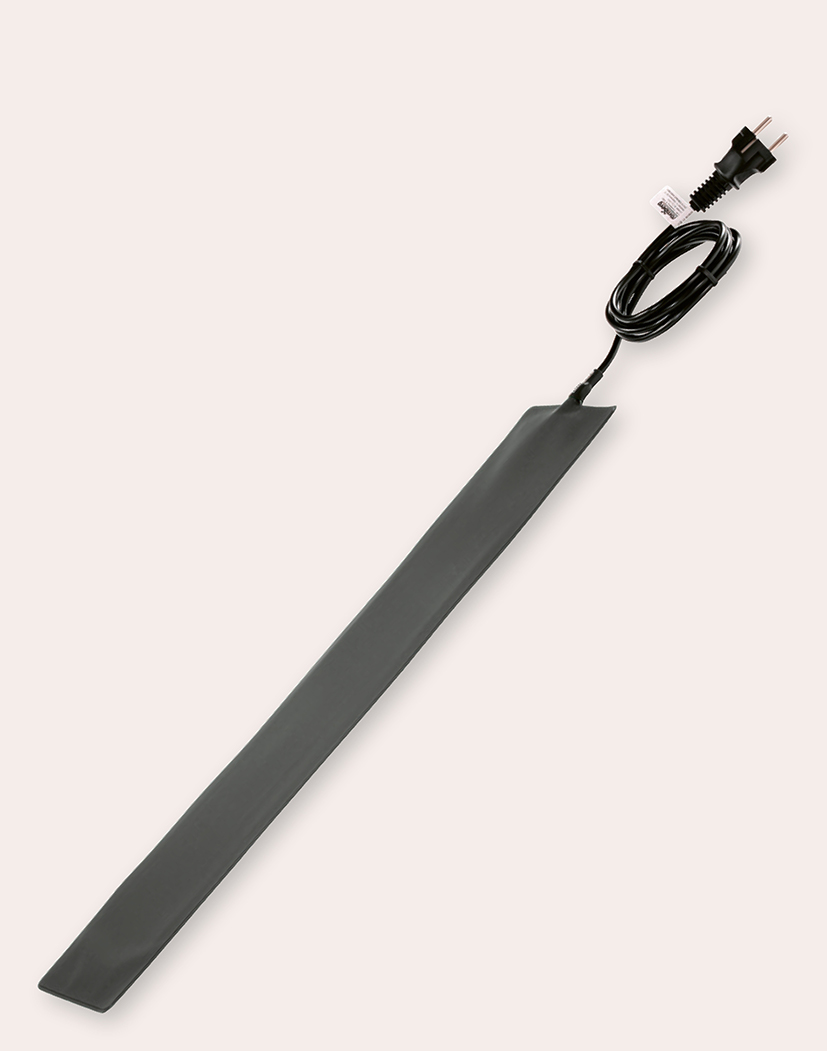 Schwarzer flacher Heizstreifen/Heizmatte mit Anschlusskabel und Eurostecker auf hellem Hintergrund