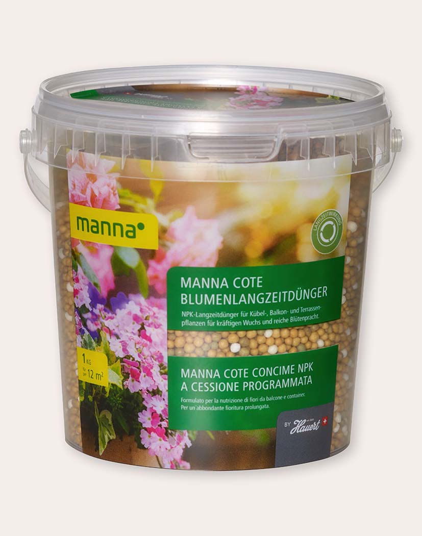 Eimer mit Manna Cote Blumenlangzeitdünger, transparente Plastikdose gefüllt mit gelben Düngerkügelchen, grünes Etikett mit Blumenmotiv, 1 kg