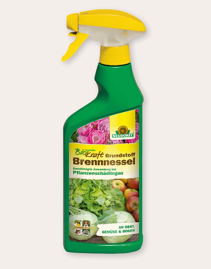 Grüne Sprühflasche 'Neudorff Biokraft Grundstoff Brennnessel' mit gelbem Sprühkopf, Etikett zeigt Salat, Äpfel und Rosen – Flüssigmittel gegen Pflanzenschädlinge