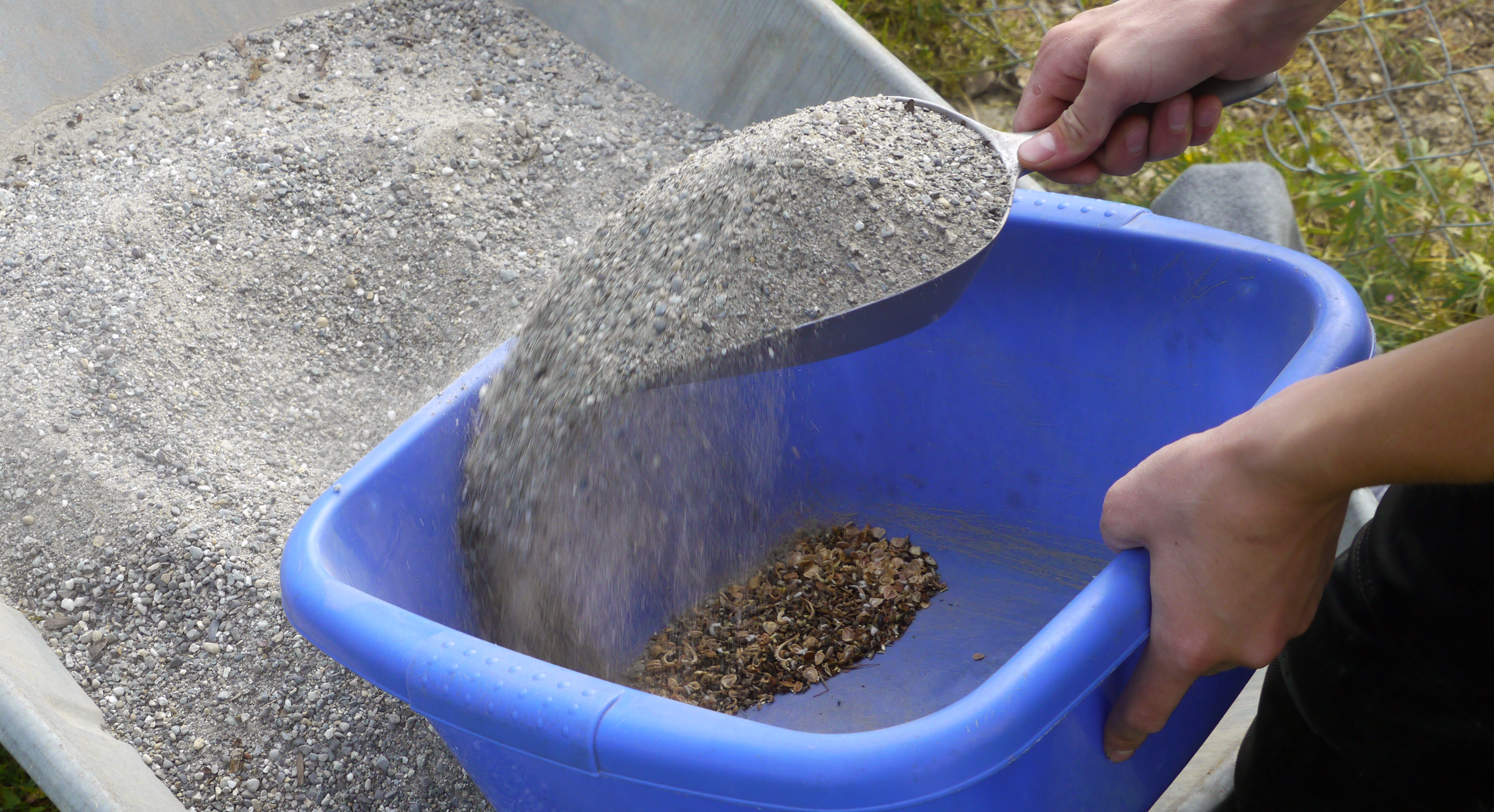 Beimischung von Sand oder Maisschrot