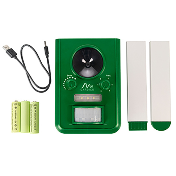 Grünes Gardigo Ultraschall-Tiervertreiber-Set mit Lautsprecher, Einstellknöpfen, PIR-Bewegungsmelder, LED-Leuchte, USB-Kabel, Akkus und zwei weißen Erdspießen