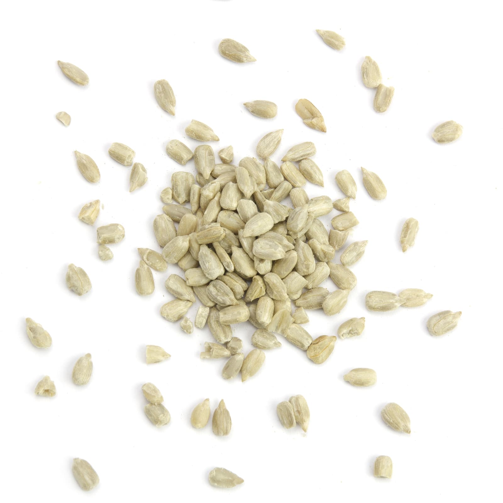 98777-Sonnenblumenkerne-geschaelt Geschälte Sonnenblumenkerne (Sonnenblumenkerne ohne Schale), hellbeige Kerne, lose verstreut und in der Mitte als Haufen auf weißem Hintergrund