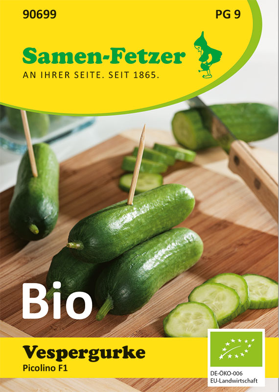 Samen-Fetzer Saatgut-Packung: Bio Vespergurke Picolino F1, Bild zeigt frische Mini-Gurken und Gurkenscheiben auf Holzbrett