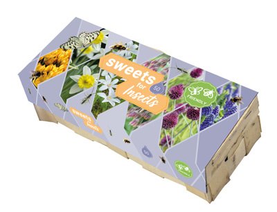 Sweets for Insects Verpackung einer insektenfreundlichen Saatgutmischung mit dem Aufdruck 'Sweets for Insects' auf hellviolettem Karton, dekoriert mit Fotos von Wildblumen, Schmetterling und Biene, geliefert in einem kleinen Holztablett