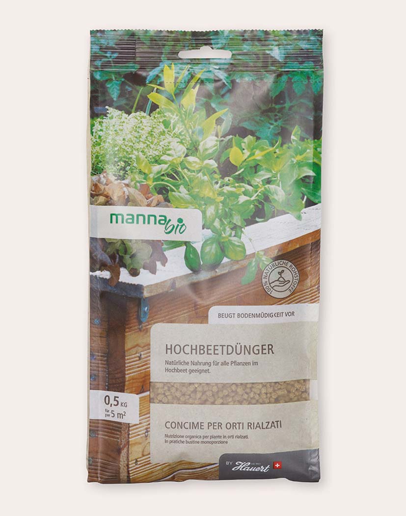 Packung manna bio Hochbeetdünger 0,5 kg, Vorderseite mit Foto von Kräutern auf einem Hochbeet, Produktetikett und sichtbaren Düngerpellets