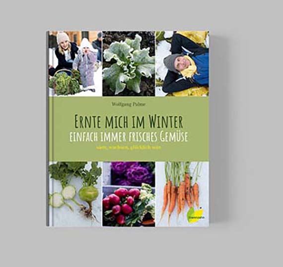 Buchcover mit dem Titel 'Ernte mich im Winter – Einfach immer frisches Gemüse'. Collage aus Fotos von Wintergemüse (Karotten, Radieschen, Kohl, Rüben) und Personen, grünes Schriftband auf hellem Hintergrund.