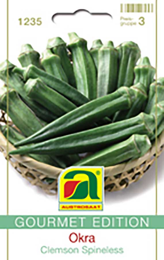 Samenpackung Okra Clemson Spineless mit grünen Okra-Schoten im Korb – frühe, ertragreiche Gemüsesorte