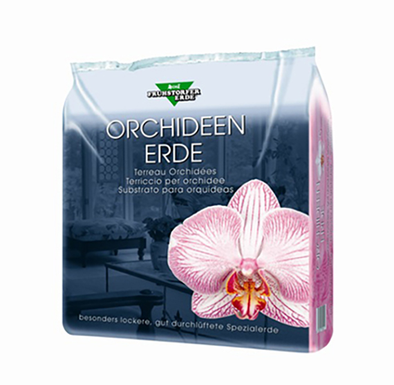 Packung Orchideenerde mit rosa Orchideenblüte