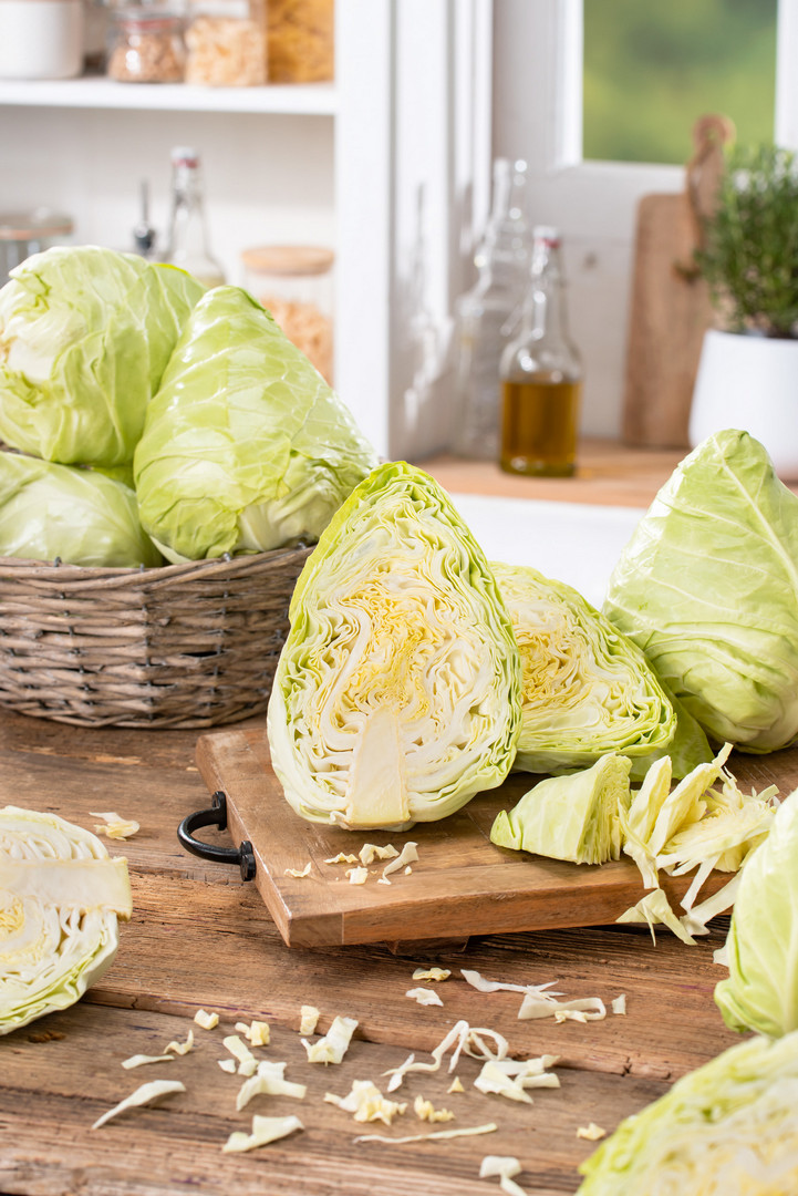 Weißkohl Great Oxheart mit typischen konischen Köpfen und zart-feinblättrigem Anschnitt, ideal für Salate, Eintöpfe und Pfannengerichte