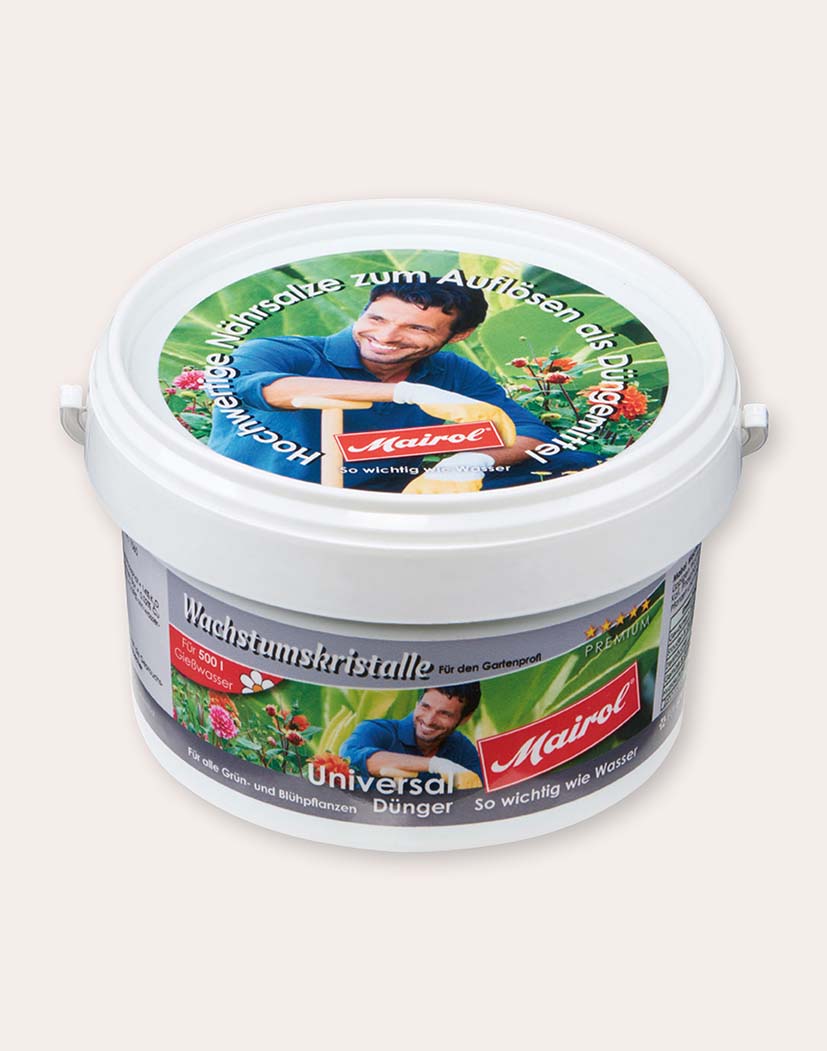 Weißer Kunststoff-Eimer mit Mairol-Logo, Aufschrift Wachstumskristalle Universal Dünger und Labelbild mit lächelndem Gärtner und Blumen