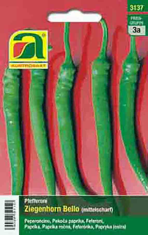 Saatgut-Packung Pfefferoni Ziegenhorn Bello (mittelscharf) mit fünf langen grünen Chilischoten vor rotem Hintergrund und Herstellerlogo