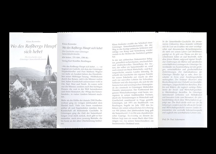 Schwarzweiß-Foto eines Dorfes mit Kirche und spitzem Turm links, daneben aufgeklappte Broschüre mit mehreren Spalten deutschsprachigem Fließtext