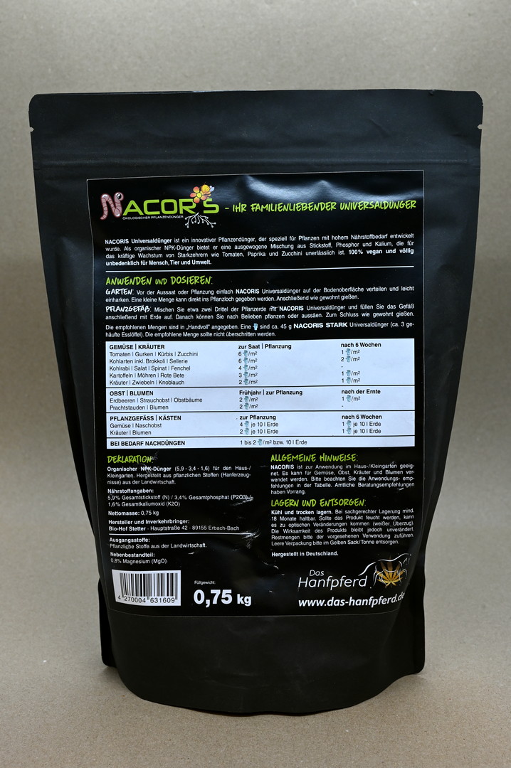 Rückansicht des Nacoris Bio-Pflanzendüngers im schwarzen Standbeutel mit Dosieranleitung; organischer NPK-Dünger aus biologischem Hanf für Tomaten, Paprika, Zucchini und Zimmerpflanzen