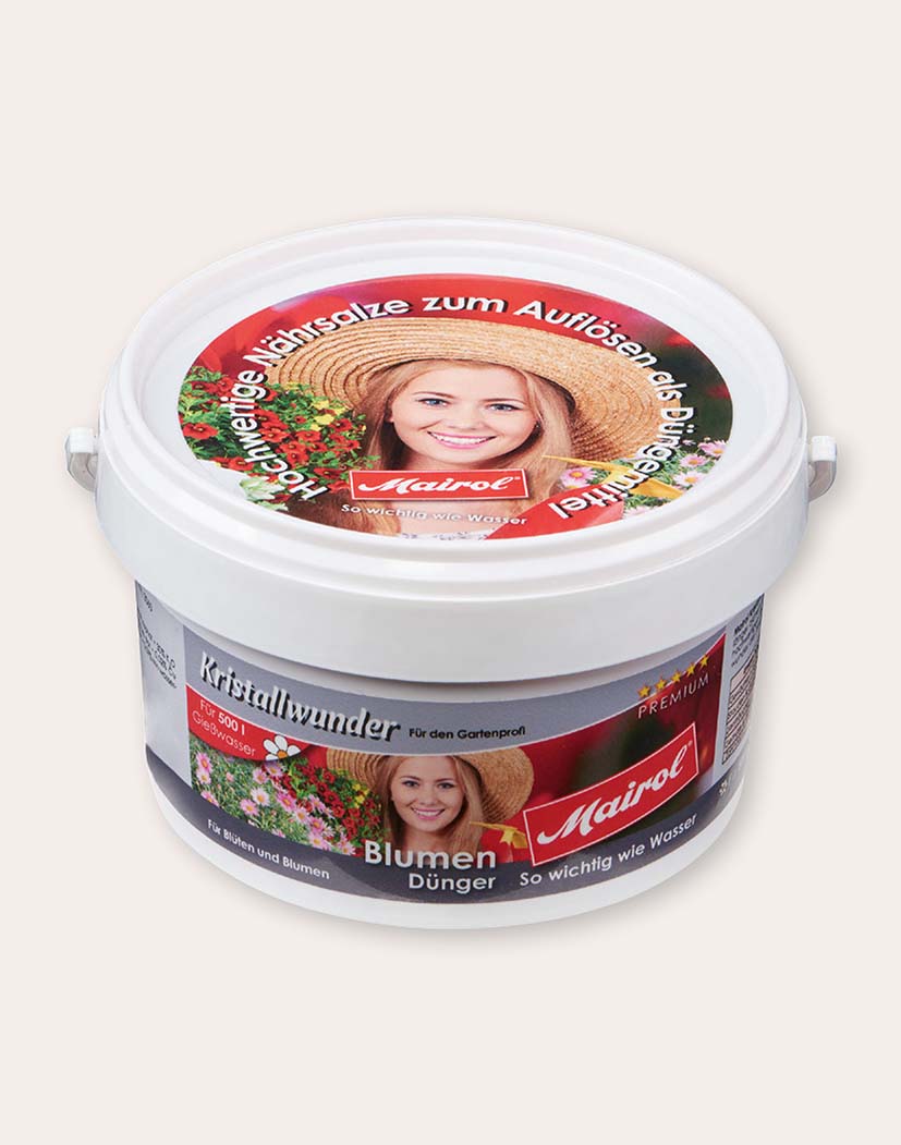Weißer Kunststoff-Eimer mit Mairol Kristallwunder Blumendünger, mit farbigem Etikett, Blumenmotiv und lächelnder Frau